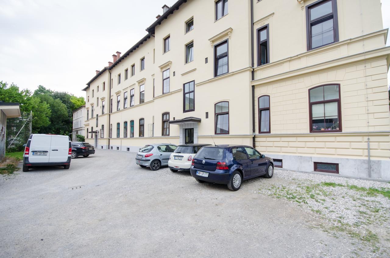 Trzaska With Free Parking